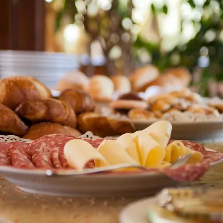Alojamento de Acomodação e Pequeno-almoço Marchese Sala 2*